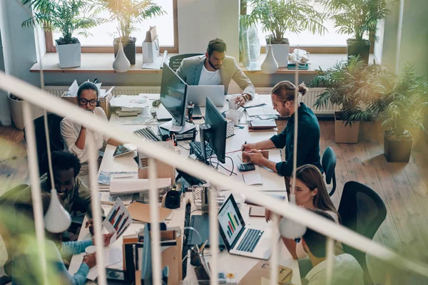 사무실에서 일하는 기술을 사용하는 비즈니스 사람들의 — 스톡 사진