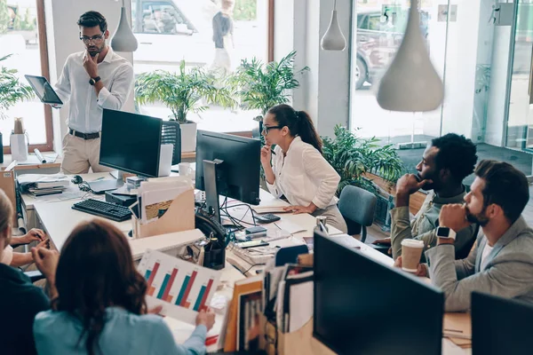 사무실에서 일하는 현대인그룹 — 스톡 사진