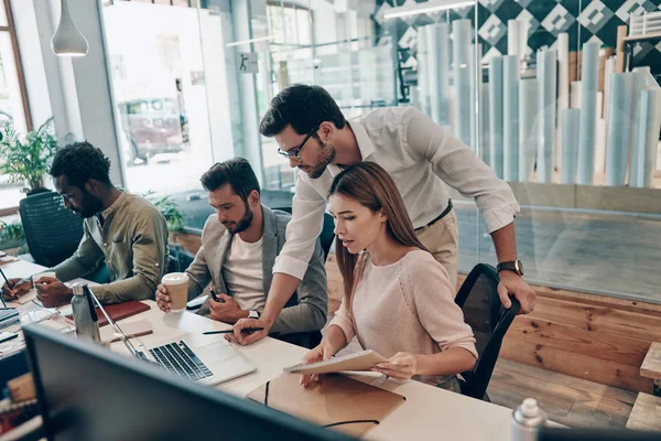 Grupo Colegas Negocios Que Comunican Trabajan Oficina — Foto de Stock