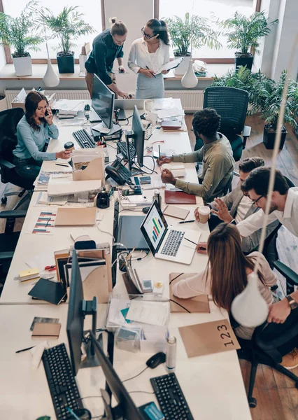 책상에서 종이를 다루는 회의에서 현대인그룹 — 스톡 사진