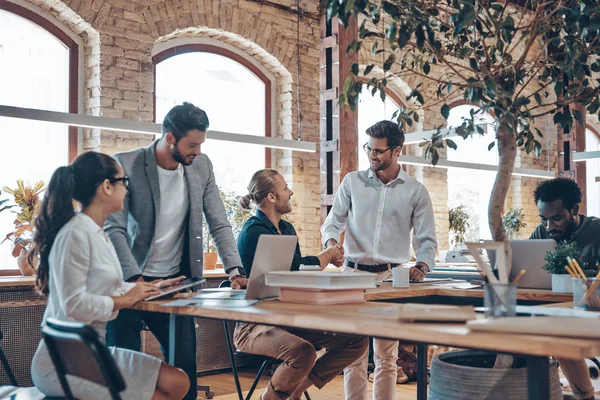 Grupo Casuales Inteligentes Que Trabajan Oficina — Foto de Stock