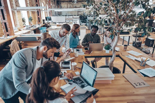 Grupo Jovens Modernos Uso Casual Inteligente Comunicando Usando Tecnologias Modernas — Fotografia de Stock