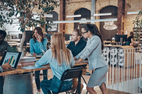 Grupo Jóvenes Modernos Que Trabajan Sala Oficina Moderna — Foto de Stock