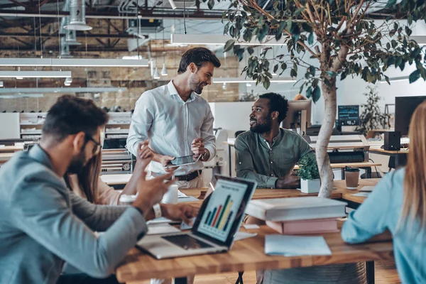 Grupo Jovens Modernos Desgaste Casual Inteligente Comunicando Usando Tecnologias Modernas — Fotografia de Stock