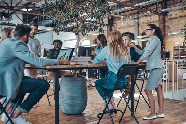 Grupo Jóvenes Modernos Que Trabajan Oficina Reunión Personal —  Fotos de Stock