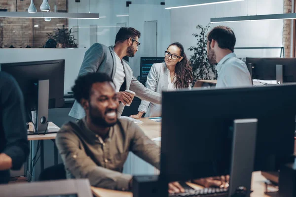 Grupo Jóvenes Modernos Ropa Casual Inteligente Que Comunican Utilizan Tecnologías — Foto de Stock