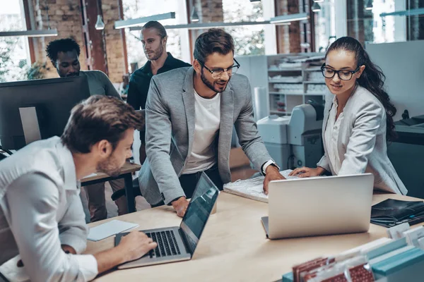 Grupo Jóvenes Modernos Ropa Casual Inteligente Que Comunican Utilizan Tecnologías — Foto de Stock