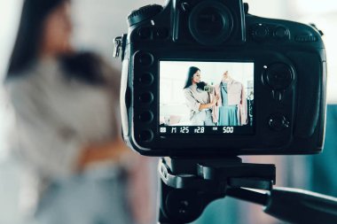 Sosyal medya videosu yapan kadın, kamera ekranı 