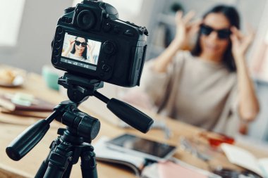 Sosyal medya videosu çekerken günlük giysiler içinde güzel bir kadın.