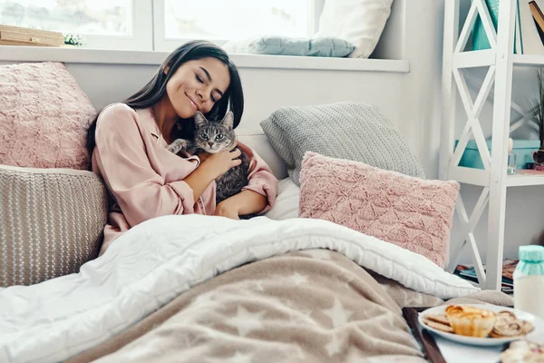 Gyönyörű Fiatal Pizsamában Mosolyog Átöleli Házi Macska Miközben Pihen Ágyban — Stock Fotó