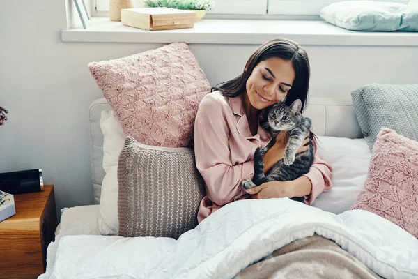 Mooie Jonge Vrouw Pyjama Glimlachen Omarmen Huiselijke Kat Terwijl Rusten — Stockfoto