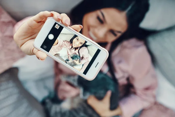 Top Kilátás Gyönyörű Fiatal Pizsamában Átölelő Házi Macska Selfie Mobiltelefon — Stock Fotó