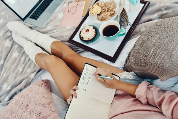 Close Vista Superior Jovem Mulher Pijama Escrevendo Algo Para Baixo — Fotografia de Stock