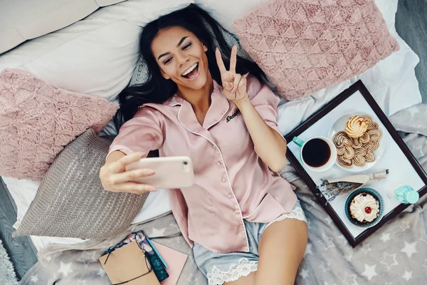 Top Uitzicht Mooie Jonge Vrouw Pyjama Nemen Selfie Glimlachen Terwijl — Stockfoto