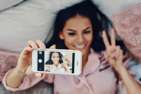 Visão Superior Bela Jovem Pijama Tomando Selfie Sorrindo Enquanto Descansa — Fotografia de Stock