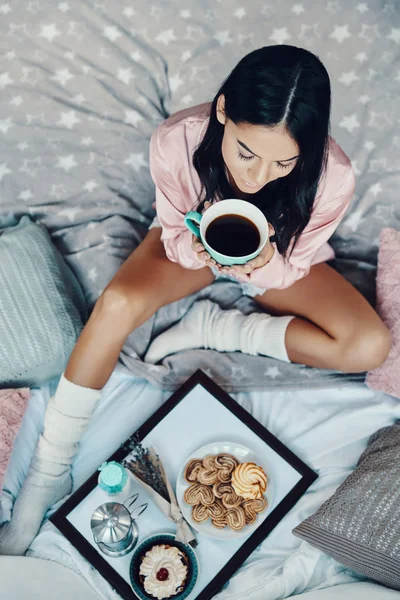 Vista Superior Bela Jovem Pijama Desfrutando Bebida Quente Enquanto Descansa — Fotografia de Stock
