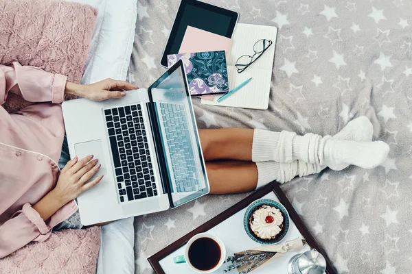 Blisko Góry Widok Młodej Kobiety Piżamie Pomocą Laptopa Podczas Odpoczynku — Zdjęcie stockowe