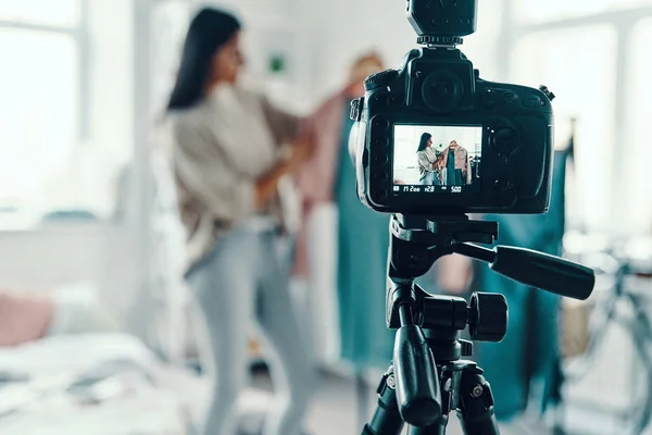 Mooie Brunette Vrouw Opnemen Van Social Media Video Camera Het — Stockfoto