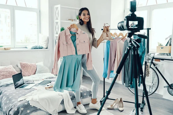 Volledige Lengte Van Mooie Jonge Vrouw Casual Kleding Maken Van — Stockfoto