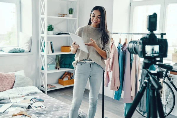 Mulher Bonita Fazendo Vídeo Mídia Social Usando Tablet Digital — Fotografia de Stock