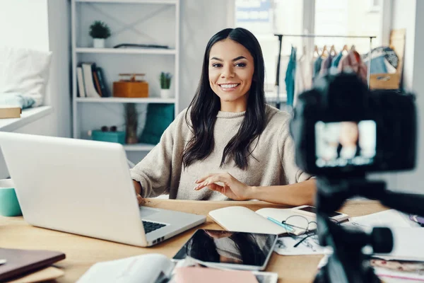 Vacker Ung Kvinna Casual Kläder Gör Sociala Medier Video När — Stockfoto