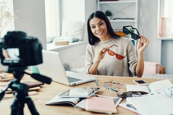 Schöne Junge Frau Lässiger Kleidung Zeigt Brille Während Sie Social — Stockfoto