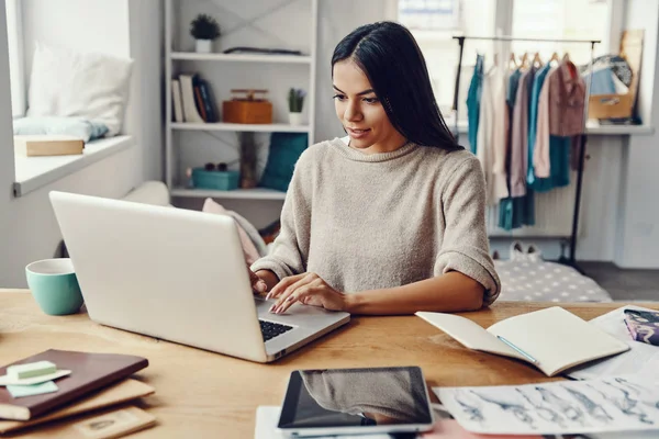 Belle Jeune Femme Vêtements Décontractés Utilisant Ordinateur Portable Tout Travaillant — Photo