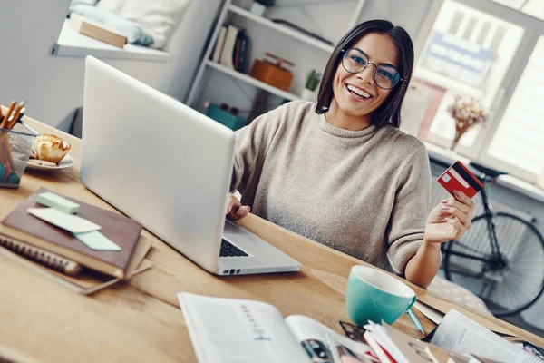 Vacker Ung Kvinna Casual Kläder Shopping Online Med Bärbar Dator — Stockfoto