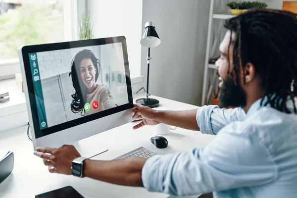 Happy Young African Man Shirt Talking Smiling Woman Using Computer — Stock Photo, Image