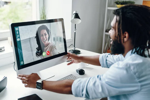 Feliz Joven Africano Hombre Camisa Hablando Con Mujer Sonriente Usando — Foto de Stock