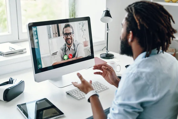 Busy Young African Man Shirt Talking Smiling Man Using Computer — Stock Photo, Image