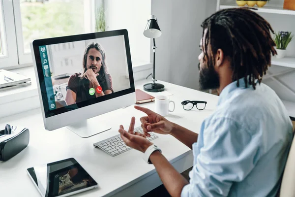 Tânăr African Cămașă Vorbind Colegul Său Folosind Computerul Timp Stătea — Fotografie, imagine de stoc