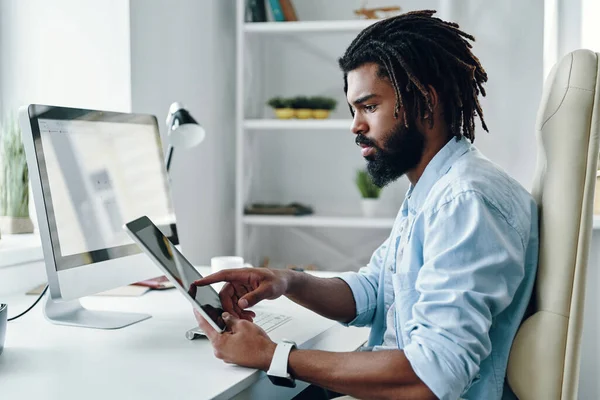 Occupé Jeune Homme Africain Utilisant Une Tablette Numérique Tout Travaillant — Photo