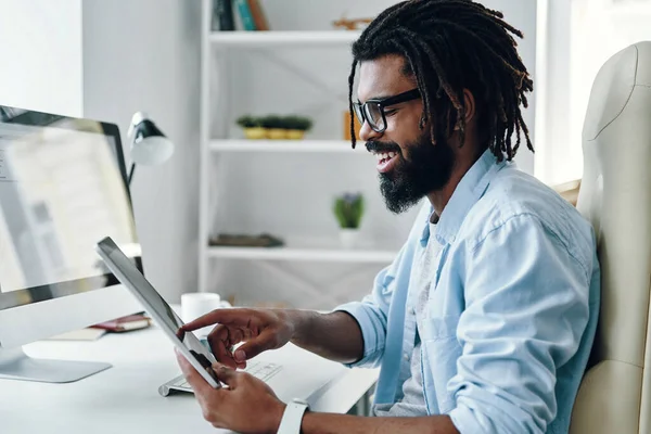 Feliz Joven Africano Usando Tableta Digital Sonriendo Mientras Trabaja Oficina — Foto de Stock