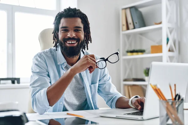 Gelukkig Jong Afrikaans Man Glimlachen Kijken Naar Camera Terwijl Het — Stockfoto