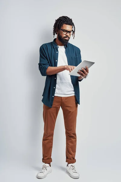 Comprimento Total Jovem Africano Óculos Usando Tablet Digital Enquanto Está — Fotografia de Stock