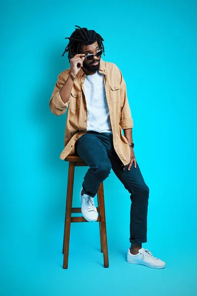 Longitud Completa Encantador Joven Africano Ropa Casual Ajustando Sus Gafas —  Fotos de Stock