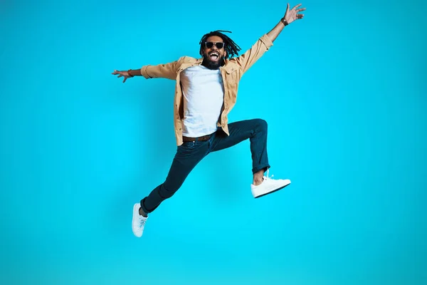 Full Length Cheerful Young African Man Casual Wear Shouting Gesturing — Stock Photo, Image