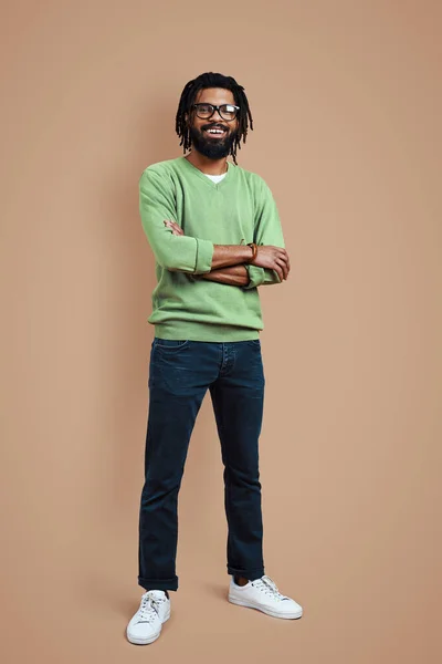 Comprimento Total Jovem Africano Roupas Casuais Mantendo Braços Cruzados Sorrindo — Fotografia de Stock