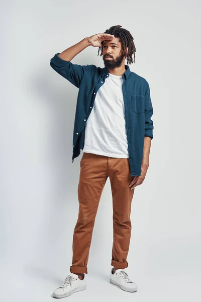 Plná Délka Pohledný Mladý Afričan Muž Ležérní Oblečení Při Pohledu — Stock fotografie