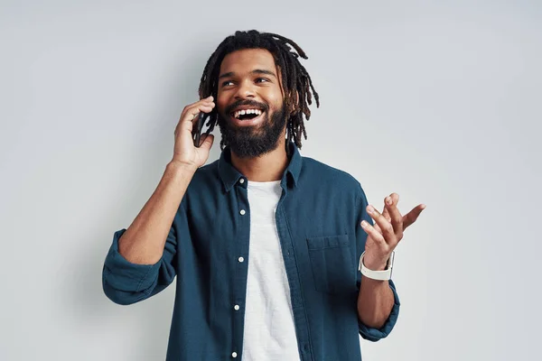 Lächelnder Junger Afrikanischer Mann Freizeitkleidung Telefoniert Vor Grauem Hintergrund — Stockfoto