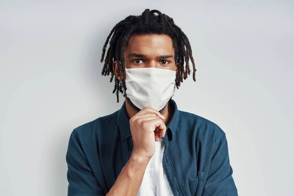 Hombre Africano Joven Guapo Que Usa Mascarilla Médica Mantiene Mano — Foto de Stock