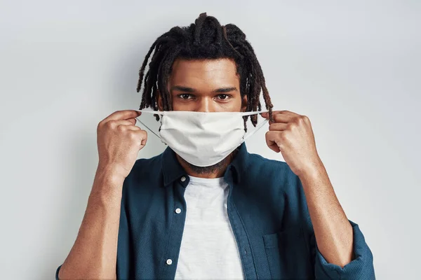 Büyüleyici Genç Afrikalı Adam Tıbbi Yüz Maskesi Takıyor Gri Arka — Stok fotoğraf
