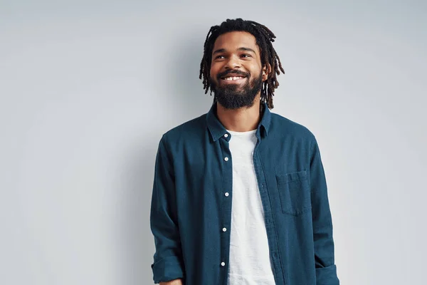 Encantador Joven Africano Ropa Casual Sonriendo Mirando Hacia Otro Lado — Foto de Stock