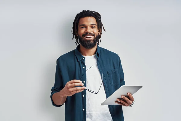 Inteligente Jovem Africano Uso Casual Usando Tablet Digital Sorrindo Enquanto — Fotografia de Stock