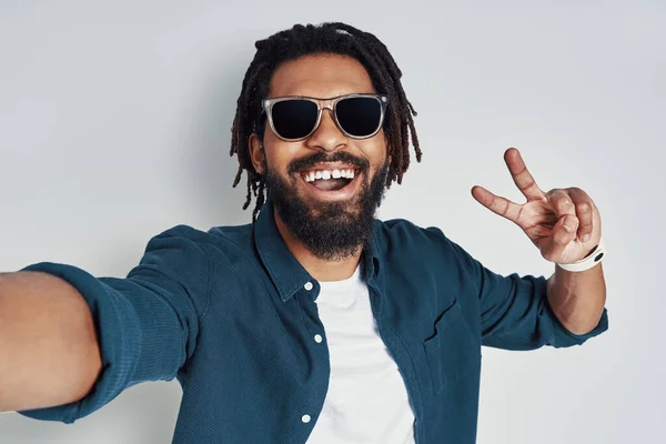 Autorretrato Hombre Africano Joven Elegante Mirando Cámara Sonriendo Mientras Está — Foto de Stock