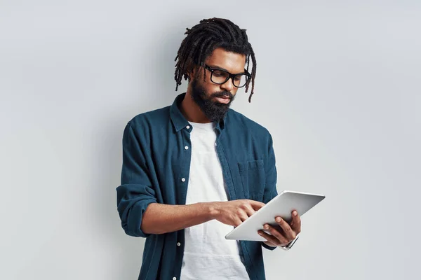 Hombre Africano Joven Reflexivo Gafas Usando Tableta Digital Mientras Está — Foto de Stock