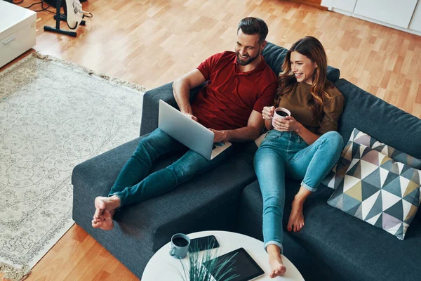 Ovanifrån Sorglösa Unga Par Casual Kläder Binda Samman Och Använda — Stockfoto