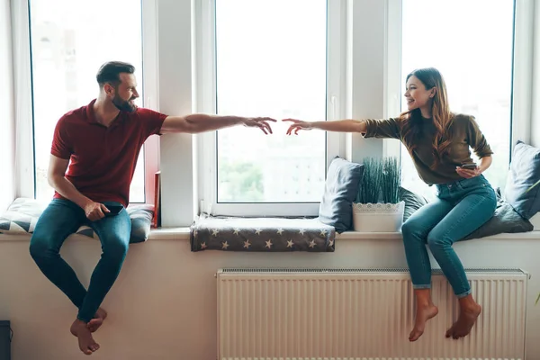 Belo Jovem Casal Roupas Casuais Alcançando Outro Com Dedos Enquanto — Fotografia de Stock