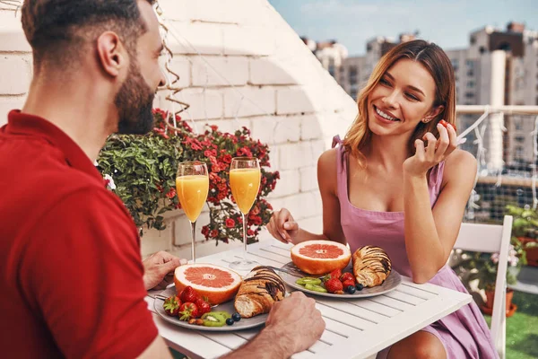 Romantisch Jong Paar Casual Kleding Ontbijten Glimlachen Terwijl Zitten Het — Stockfoto